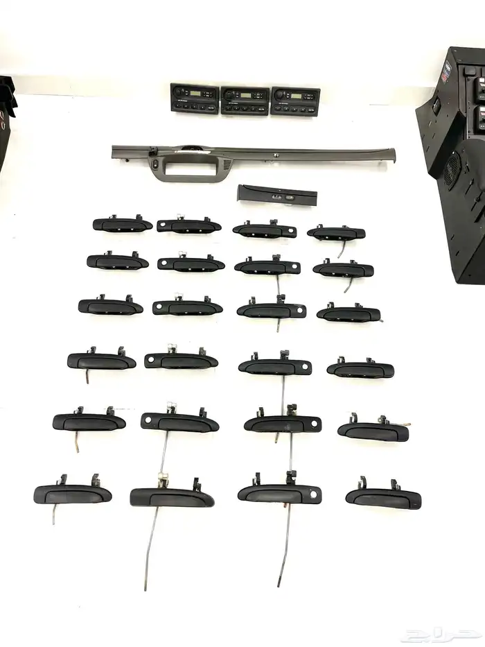 قطع غيار للفورد البوليسي مسكات ابواب ومسطرة لون رصاصي ومسجل 0