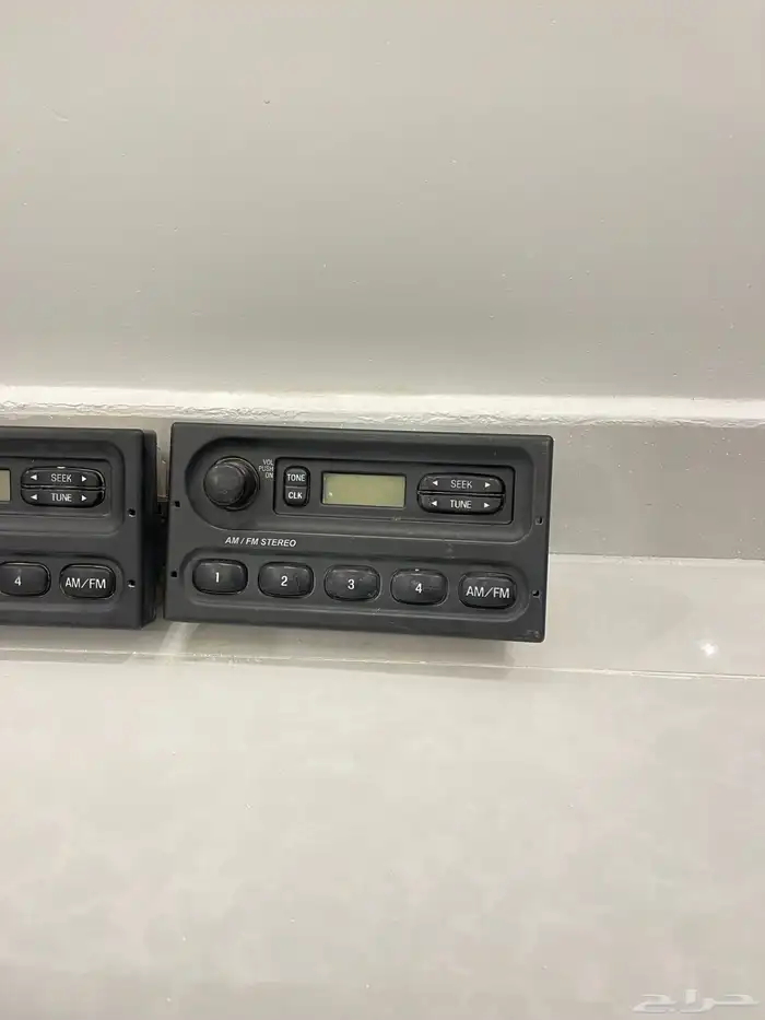 قطع غيار للفورد البوليسي مسكات ابواب ومسطرة لون رصاصي ومسجل 2