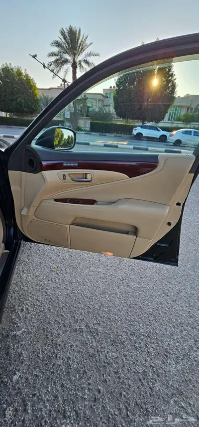 للبيع لكزس LS460L عبد اللطيف جميل 14