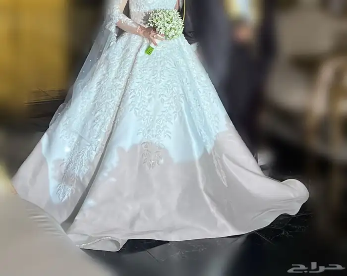 فستان زفاف مع الطرحة و عباية بيضاء 1