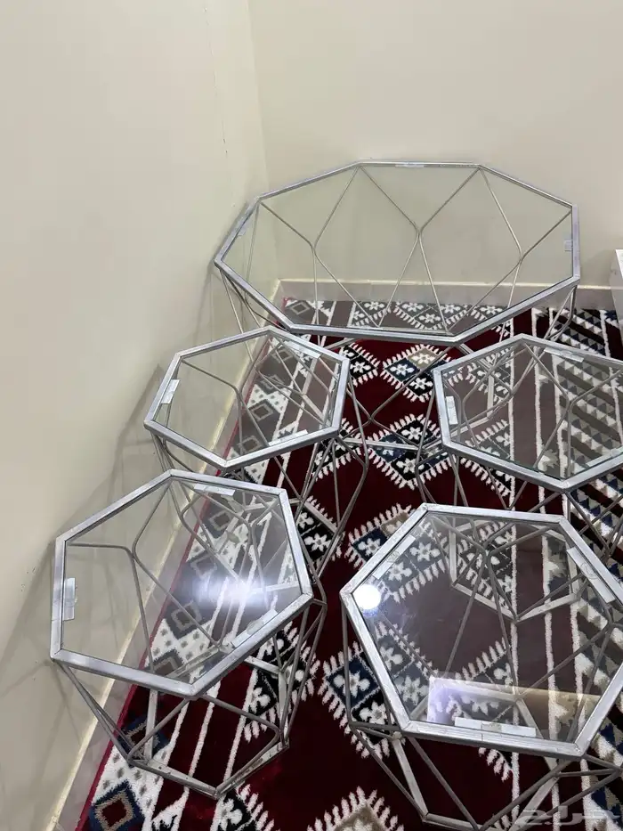 طاولة نظيفه جدا  مافيها اي ملاحظة 2