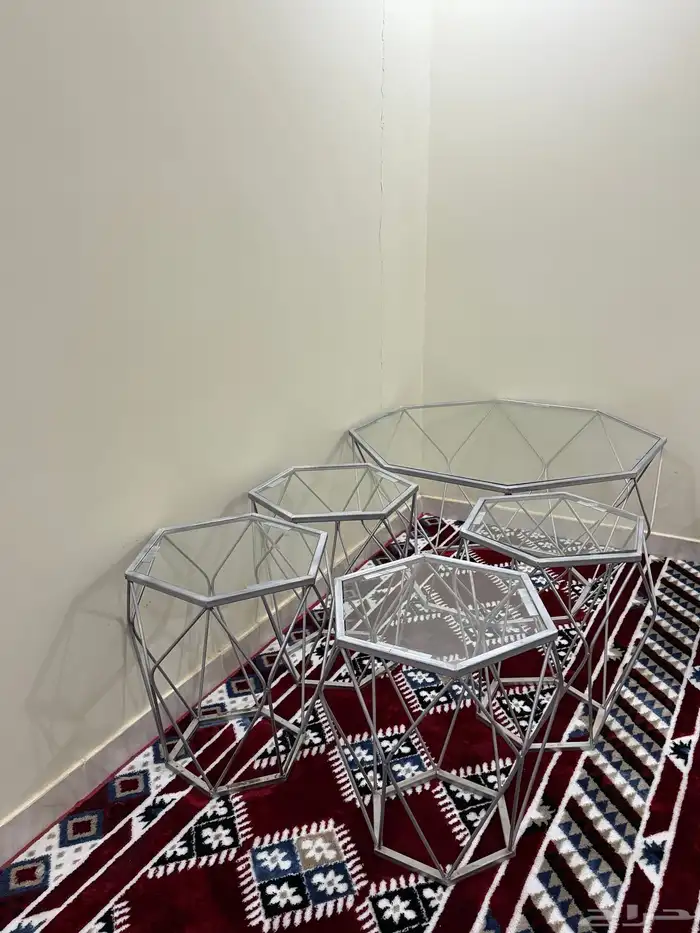 طاولة نظيفه جدا  مافيها اي ملاحظة 0