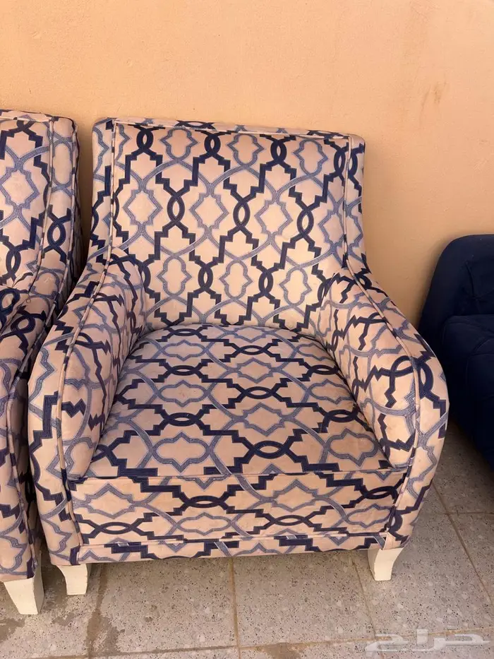 كنب يسع سبع أشخاص يحتاج فقط تنظيف 3