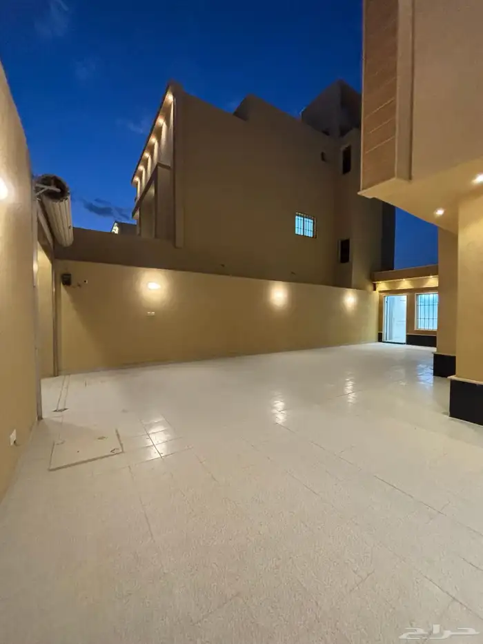 للبيع فيلل مع شقة مسروقه بحي بدر النموذجي343م 3