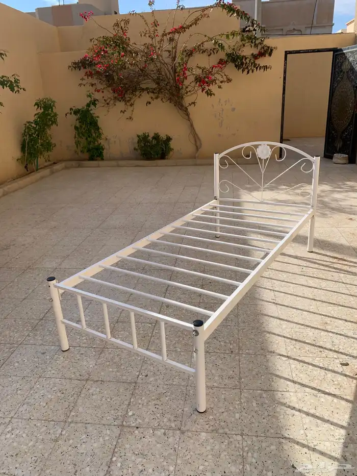 سرير من ايكيا استخدام بسيط جدا ونظيف 1