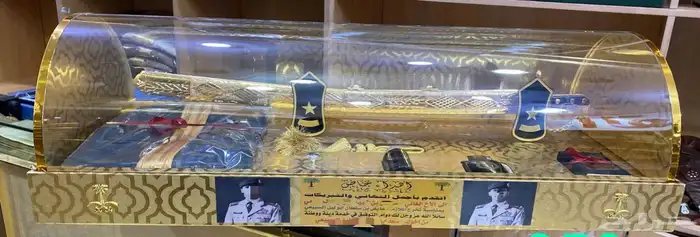درع مع سيف تخروج هدية بشت 4
