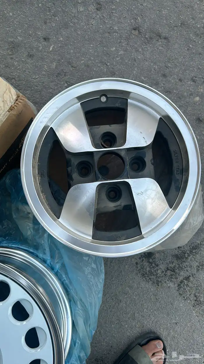 للبيع طقم جنوط اربع براغي يركب على نيسان ياباني مقاس 13 0