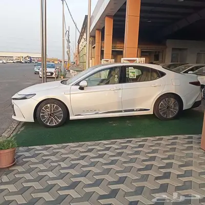 كامري LE هايبرد 2025 ابيض 1