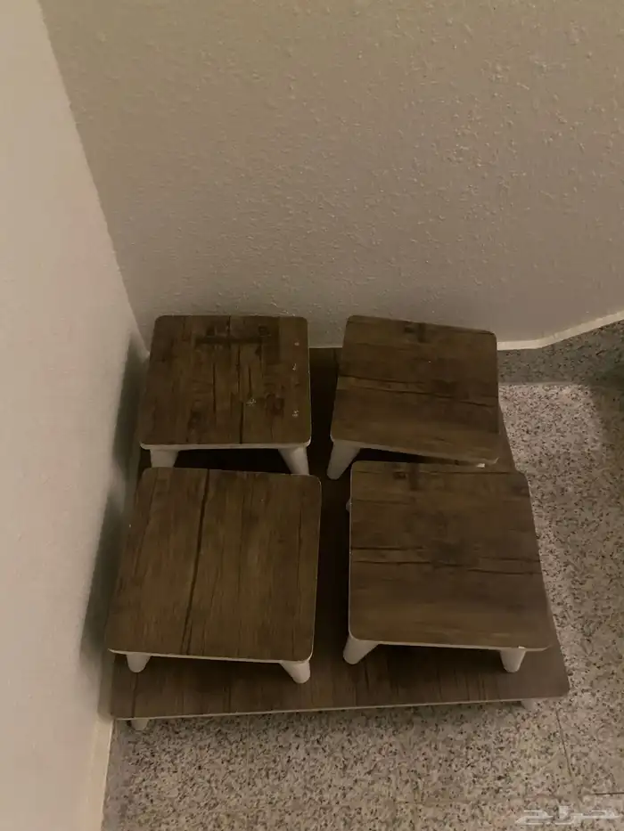 طاولة كبيره و4 صغيره للبيع 0