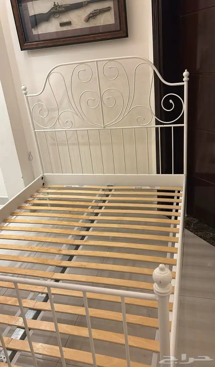 سرير وطاولتين 2
