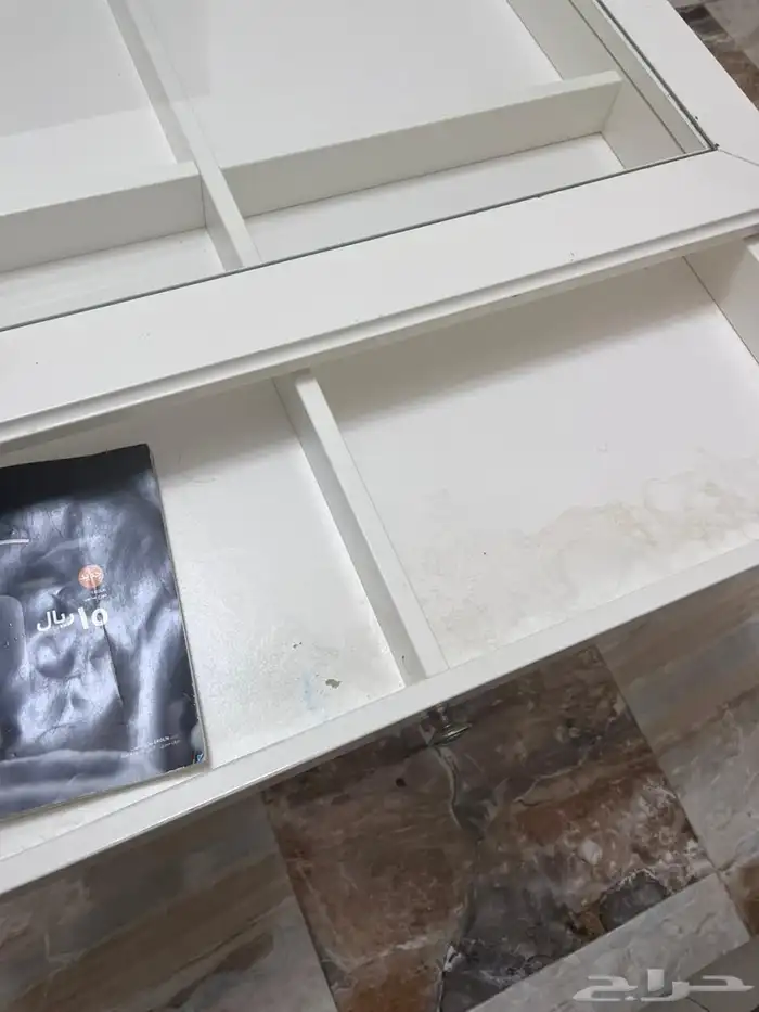 طاولة من ايكيا 1