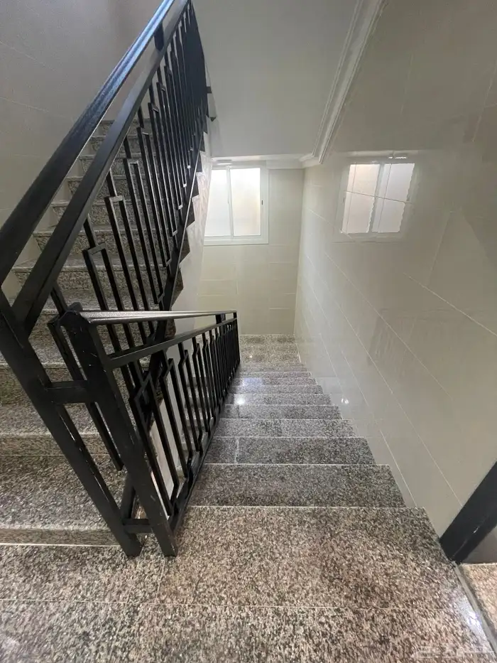 شقة جديدة للايجار بحي اليرموك عوائل 8