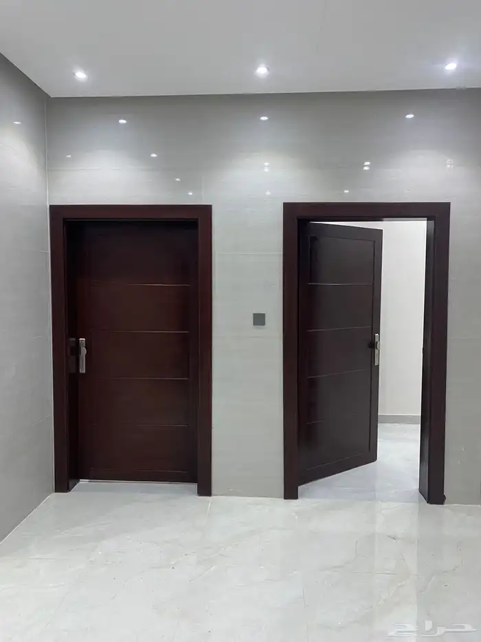 للبيع فله 4 شقق من 5 غرف وروف 6 غرف مخطط الرياض 3