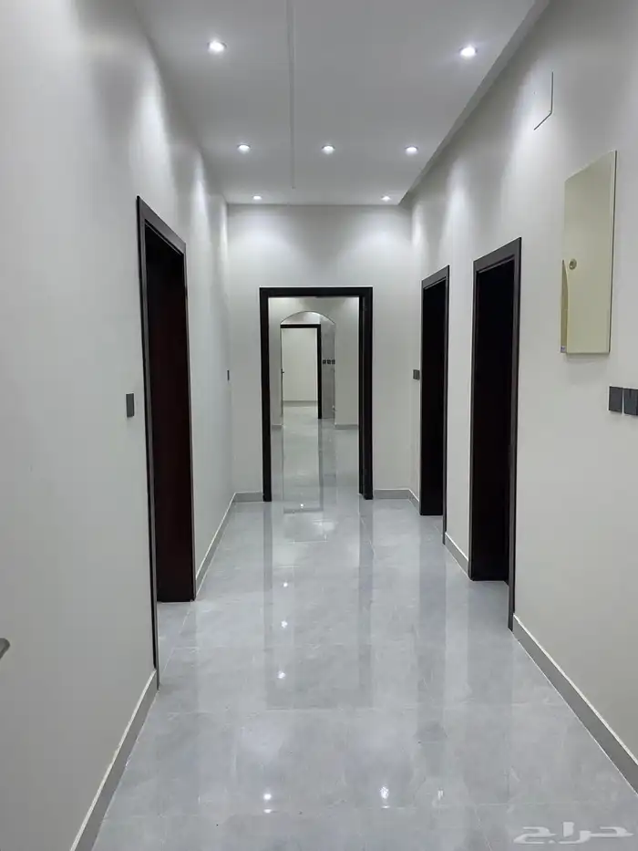 للبيع فله 4 شقق من 5 غرف وروف 6 غرف مخطط الرياض 4