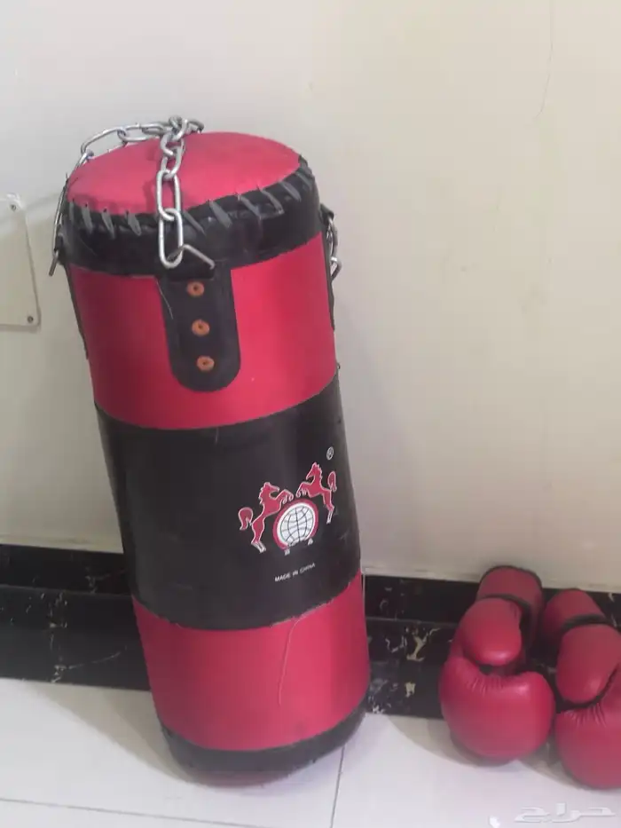 مجسم رياضي من الجلد للملاكمة بحامل حديد له مع عدد 2 قفاز 2