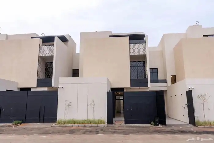 فيلا مميزة للبيع في حي الرمال   تصميم عصري وراحة استثنائي 0