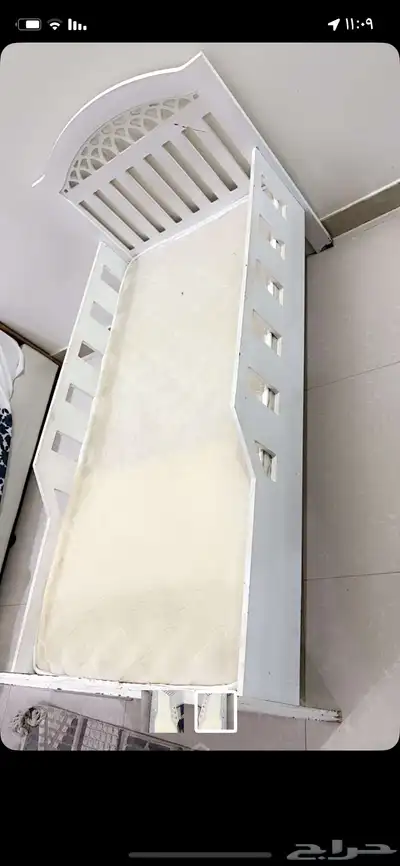 طاوله وسرير للبيع 1