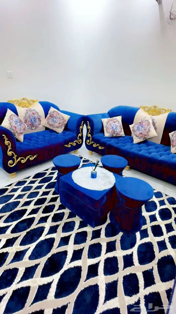 كنب صاله يتكون من خمس قطع نظيف جدا مع الفرشه والطاولات2 في 3 2