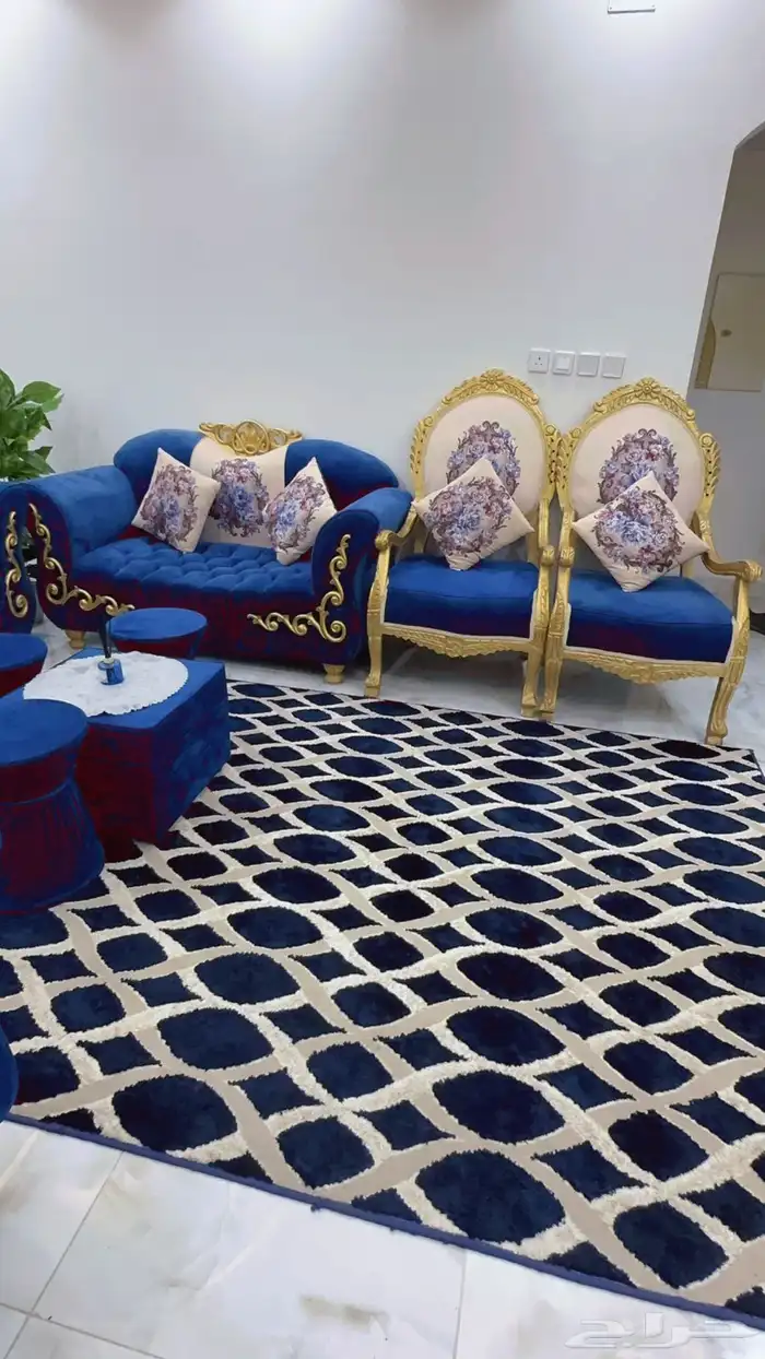 كنب صاله يتكون من خمس قطع نظيف جدا مع الفرشه والطاولات2 في 3 1
