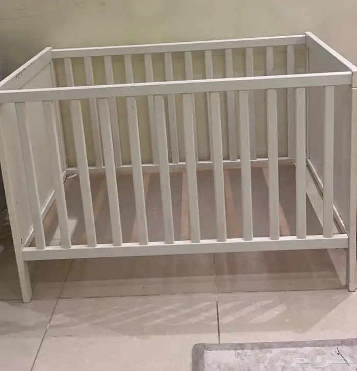 سرير اطفال من ايكيا مستخدم نظيف 0