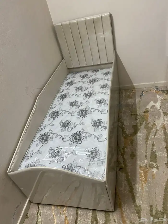 يوجد لدينا سرير اطفال وجميع الوان 3