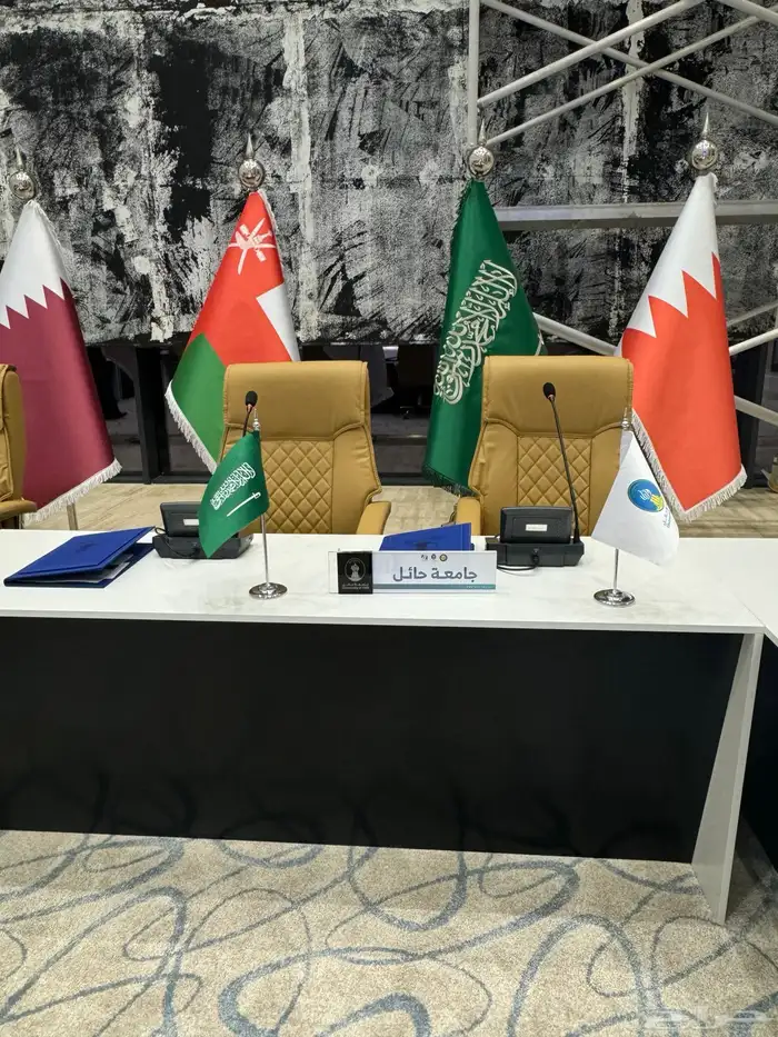 طاولات اجتماعات  الكراسي  سستم الصوت مع المايكات 0