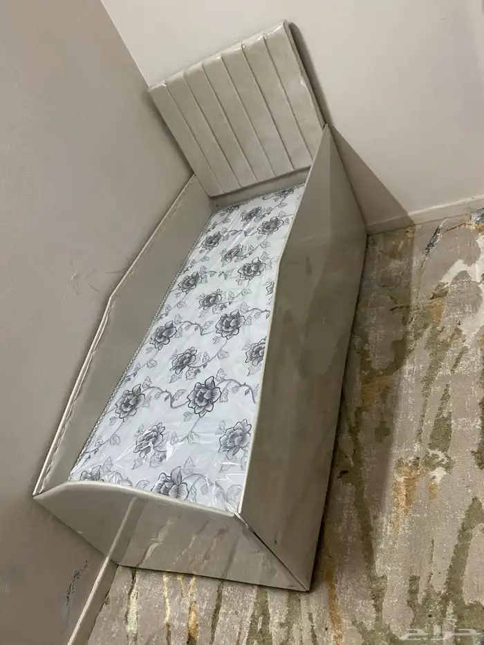 يوجد لدينا سرير اطفال وجميع الوان 0