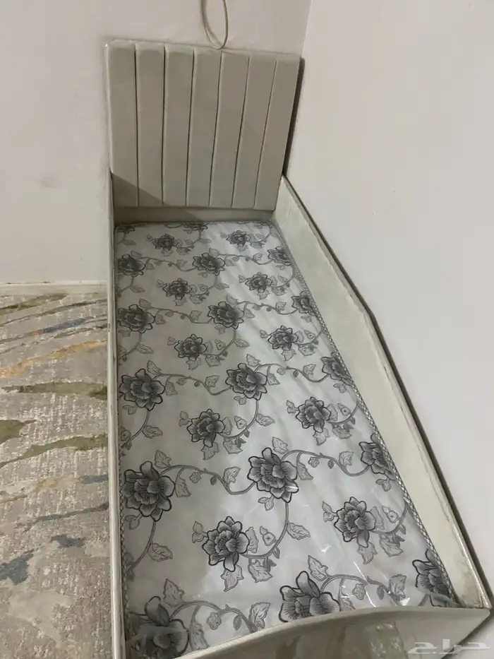 يوجد لدينا سرير اطفال وجميع الوان 2