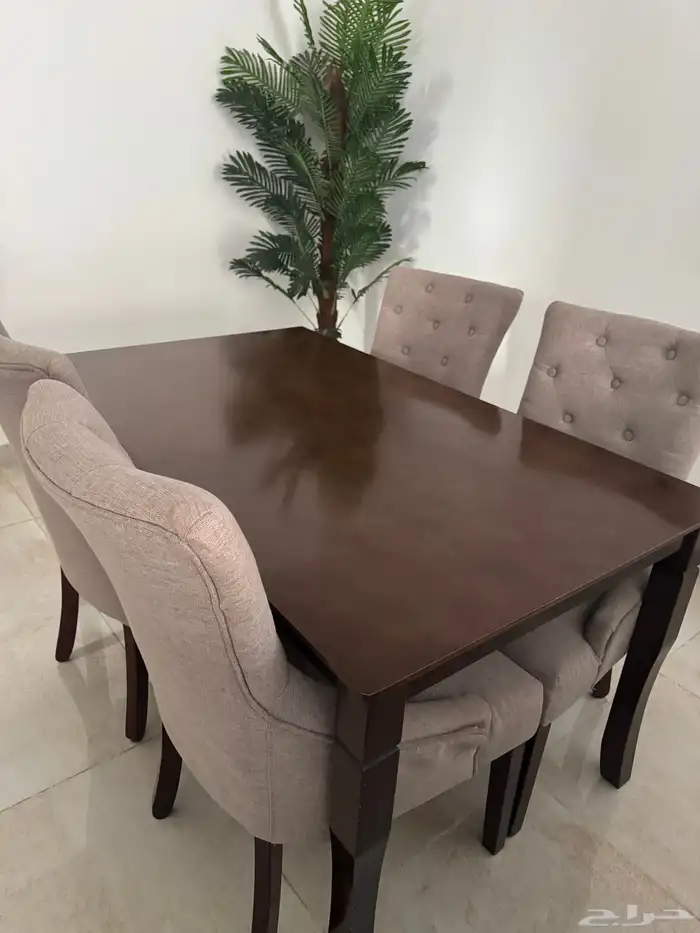 طاوله طعام مترو70في متر تكفي أربعه أشخاص الكراسي لون رمادي 0