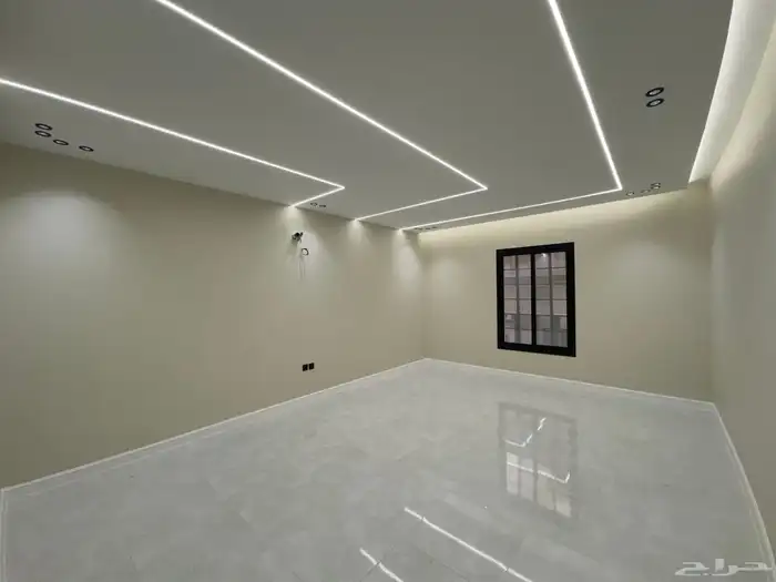 للبيع عمارة نظام شقق دورين وملحق في مخطط ولي العهد 8
