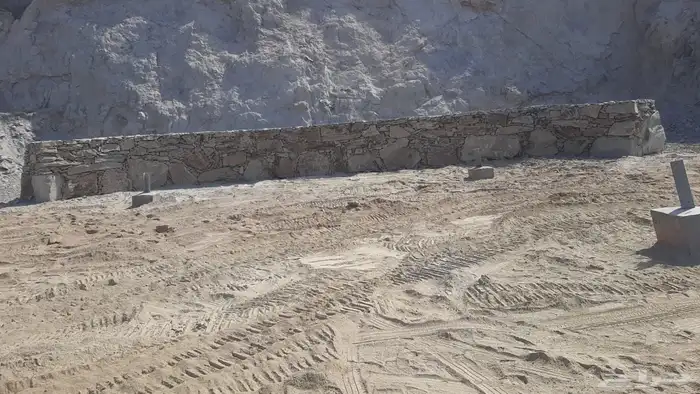 قص وتسويه اراضي وبناء سدود حجر 0