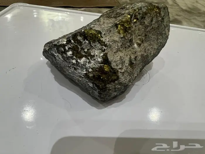 للبيع حجر بداخله يقال ذهب ولكن الله اعلم 0