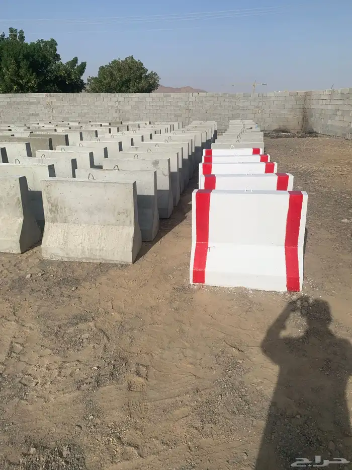 حواجز خرسانية سفتي صبات مصدات و قواعد اناره 2