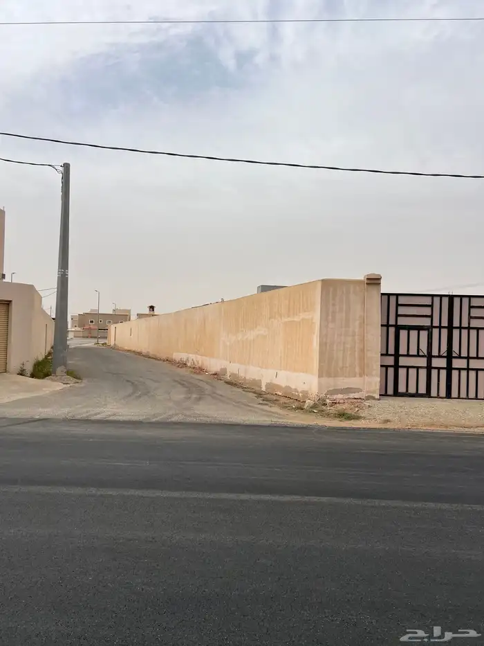 استراحة للبيع بالبدائع في موقع تجاري 1