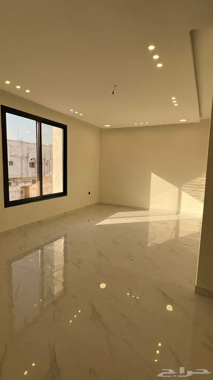 للبيع شقق حي بدر دور اول. وملحق ..المساحات 165 8