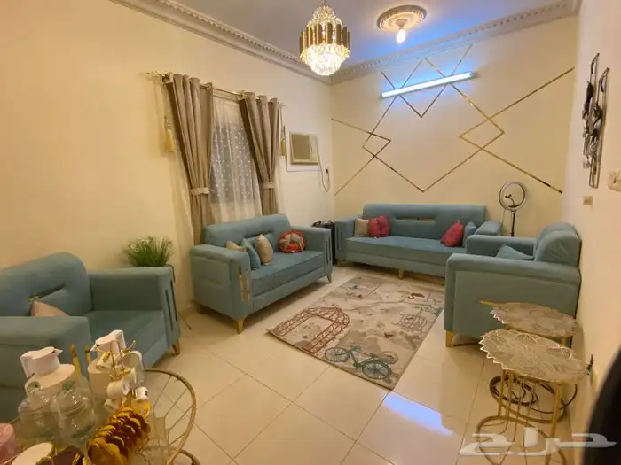 للبيع كنب مع الطاولات 0