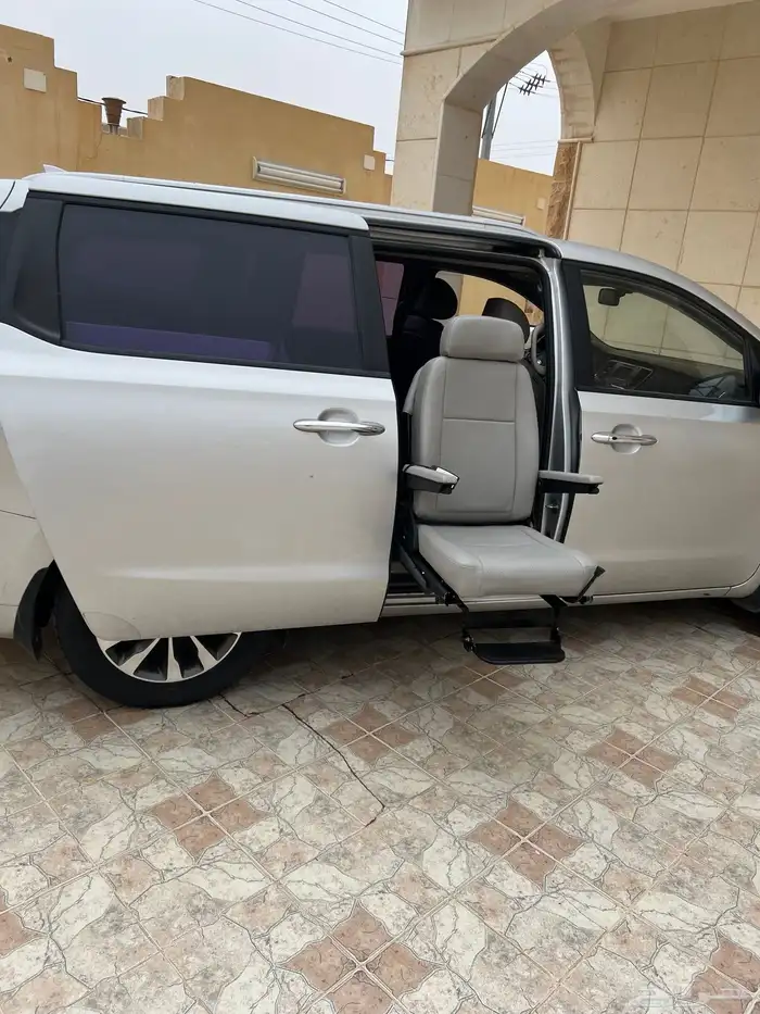 كيا كرنفال مركب فيها كرسي احتياجات خاصة نظيفه جدا 2