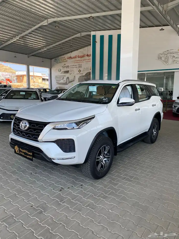 تويوتا فورشنر GX2 موديل 2025 اللون ابيض بنزين مكينه 2700 2