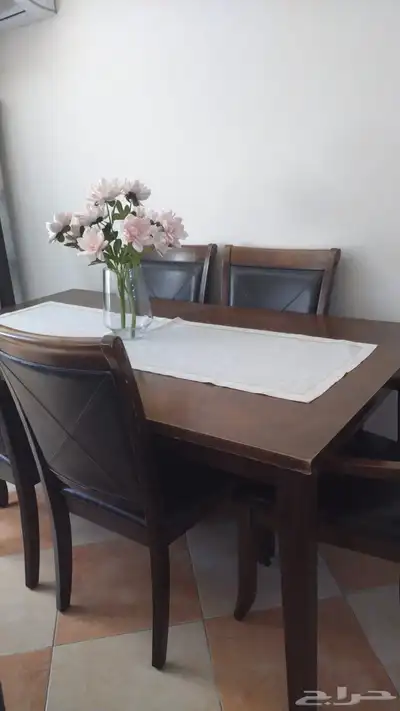 طاولة مع 4 كراسي 0