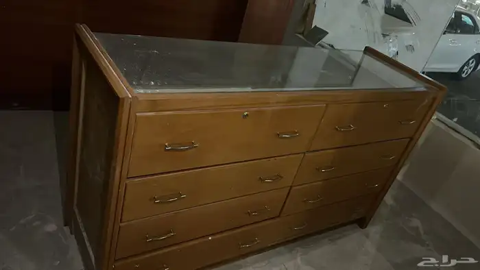 للبيع طاولات عرض وستاندات ومكاتب ( على السوم) 4