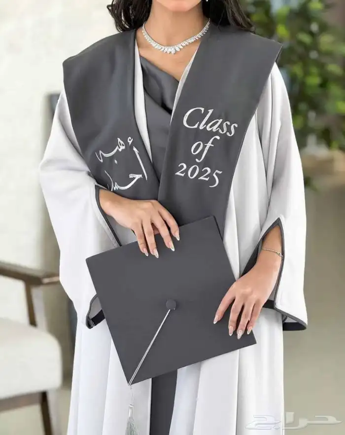 عبايات تخرج 2025 1