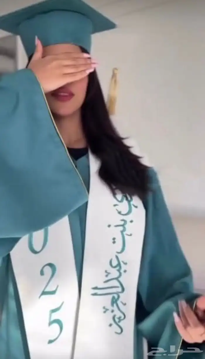 عبايات تخرج 2025 7
