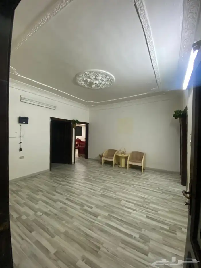 شقة للايجار بام العراد دور كامل 0