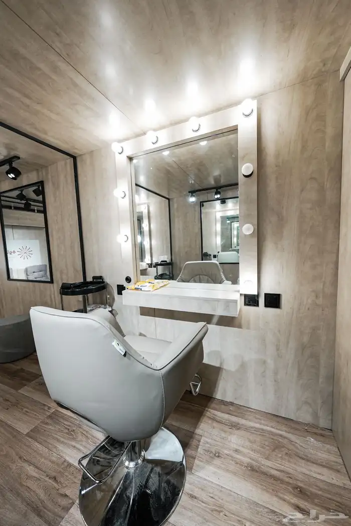 خاص لمشاريع التصوير السينمائي عربة ميكاج ميك أب وملابس wc 1