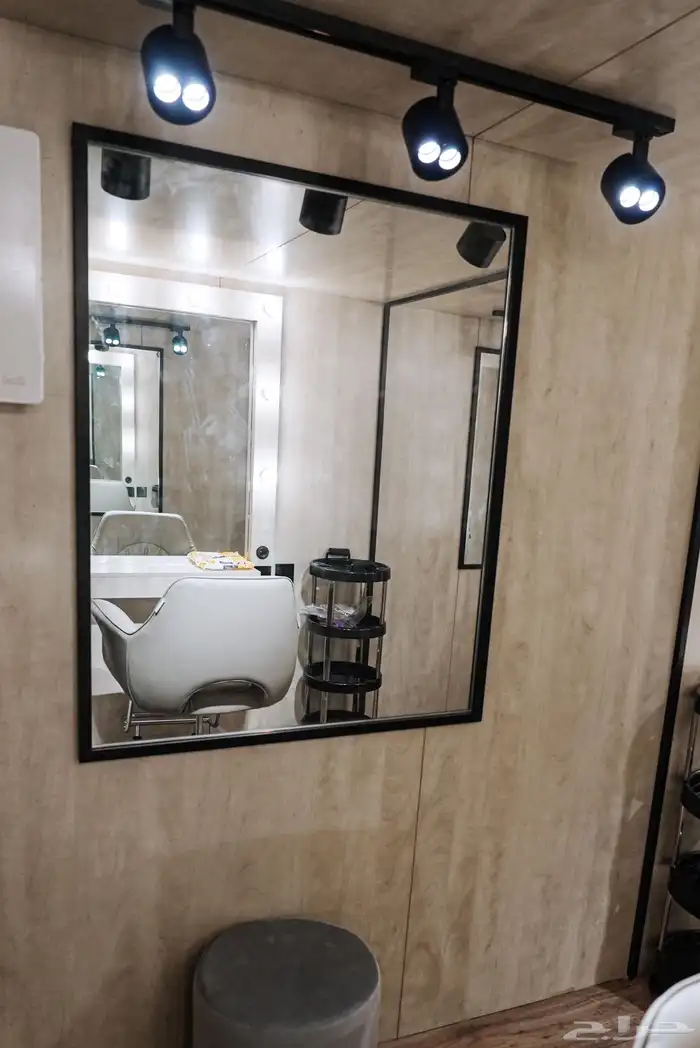 خاص لمشاريع التصوير السينمائي عربة ميكاج ميك أب وملابس wc 9