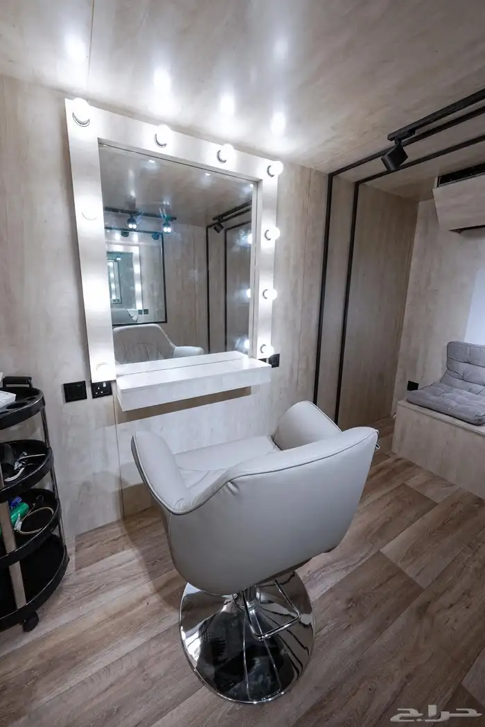 خاص لمشاريع التصوير السينمائي عربة ميكاج ميك أب وملابس wc 3