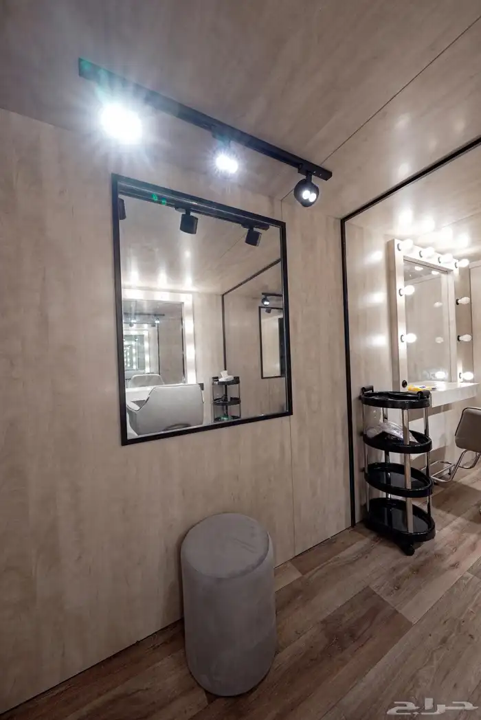 خاص لمشاريع التصوير السينمائي عربة ميكاج ميك أب وملابس wc 2