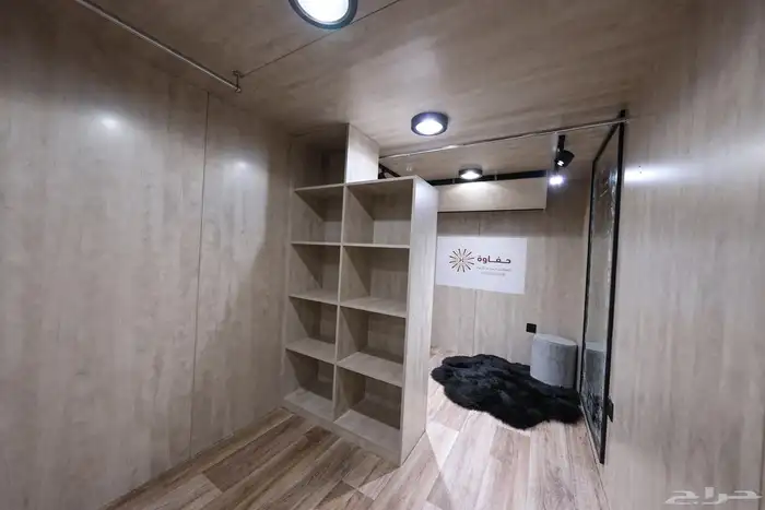 خاص لمشاريع التصوير السينمائي عربة ميكاج ميك أب وملابس wc 12