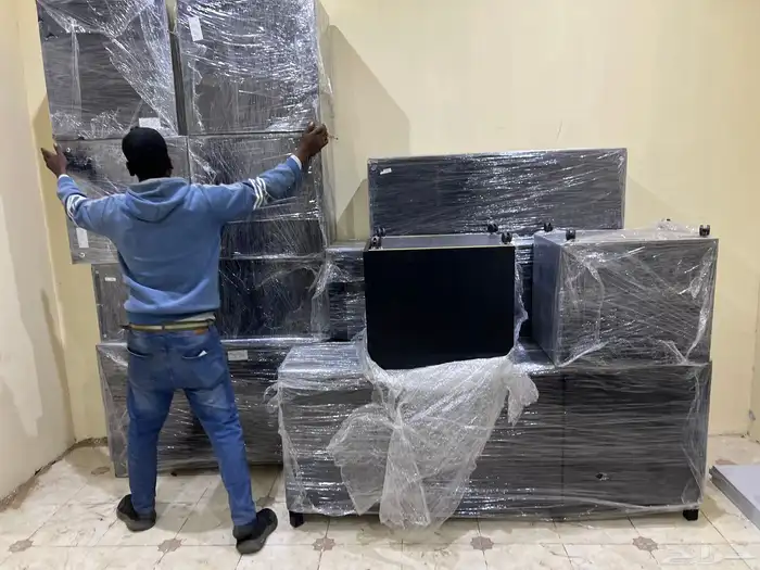 يوجد رفوف وأغرض متنوعه 3
