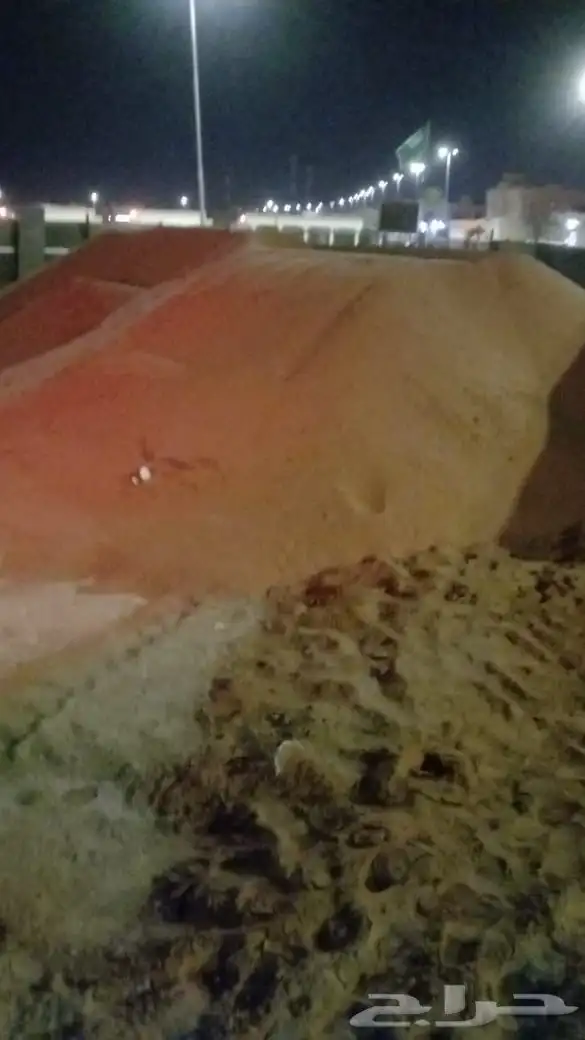 رمل احمر ومواد بناء 1